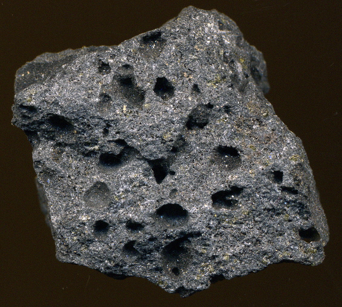 Vesikulärer Basalt: feine dunkle Matrix mit runden Gasblasen