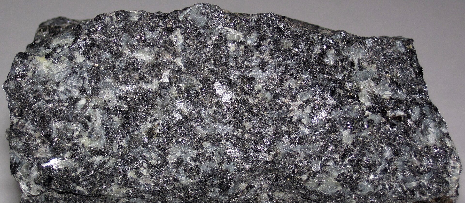 Hornblende-Gabbro: grobe dunkle und helle Kristalle im Salz-und-Pfeffer-Gefüge