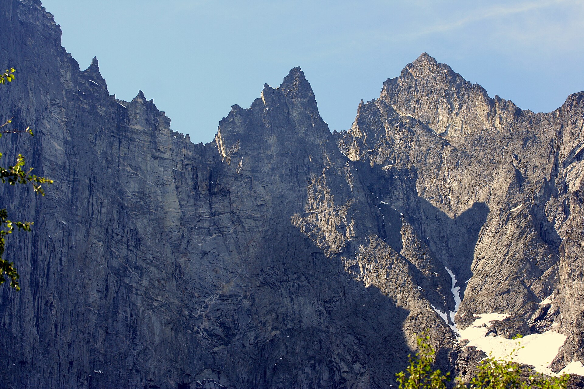 Trollveggen in Norwegen, steile Gneiswand mit scharfen Graten