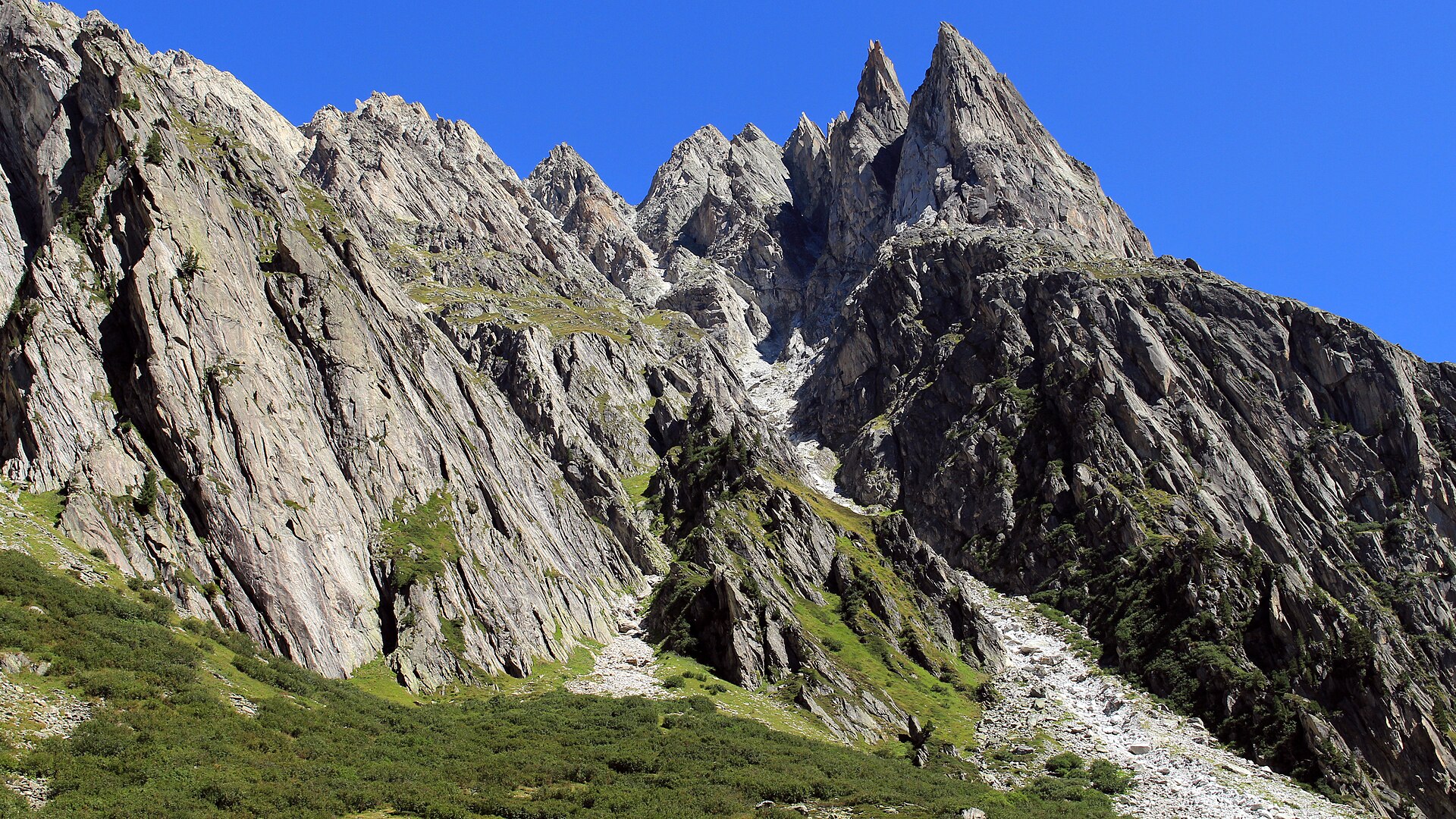 Salbitschijen-Nadelgrat aus hellem Granit, Kanton Uri