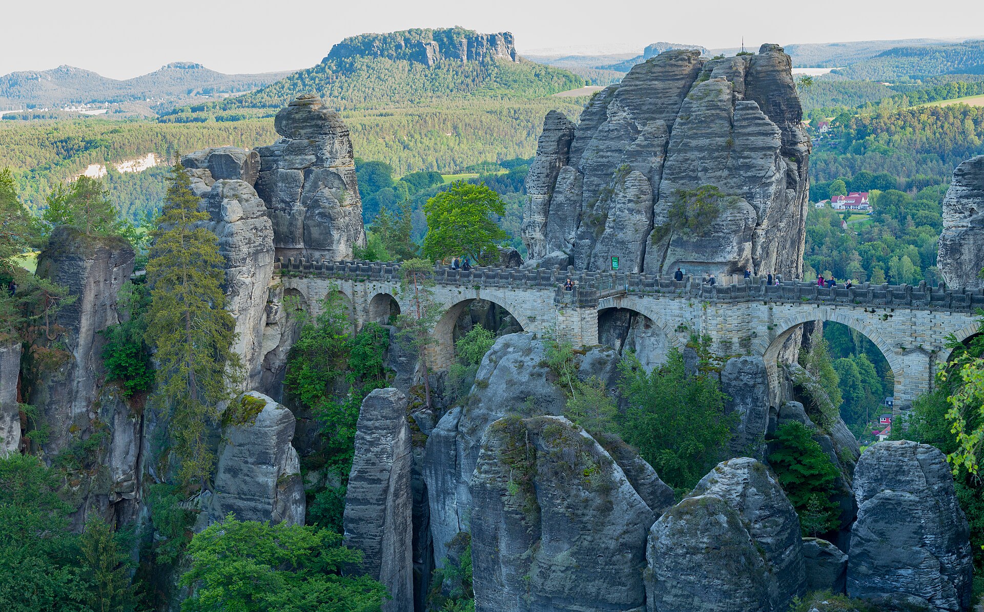 Basteibrücke zwischen Sandsteintürmen in der Sächsischen Schweiz