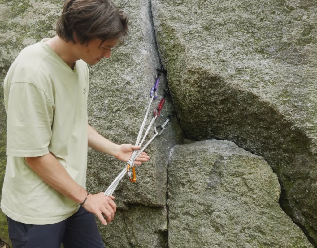 Trad-Stand: drei Cams im Riss, 240-cm-Schlinge ausgeglichen, Sackstich mit Karabiner als Zentralpunkt